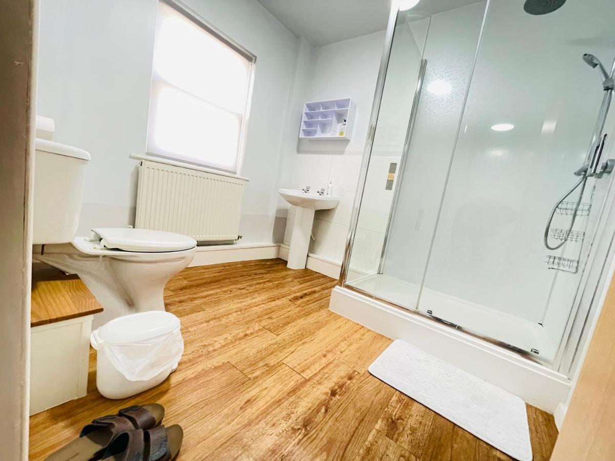 En-Suite For Family,Couple And Females Lancaster Exterior photo